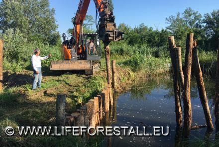 Eseguiti lavori di consolidamento argini con i pali